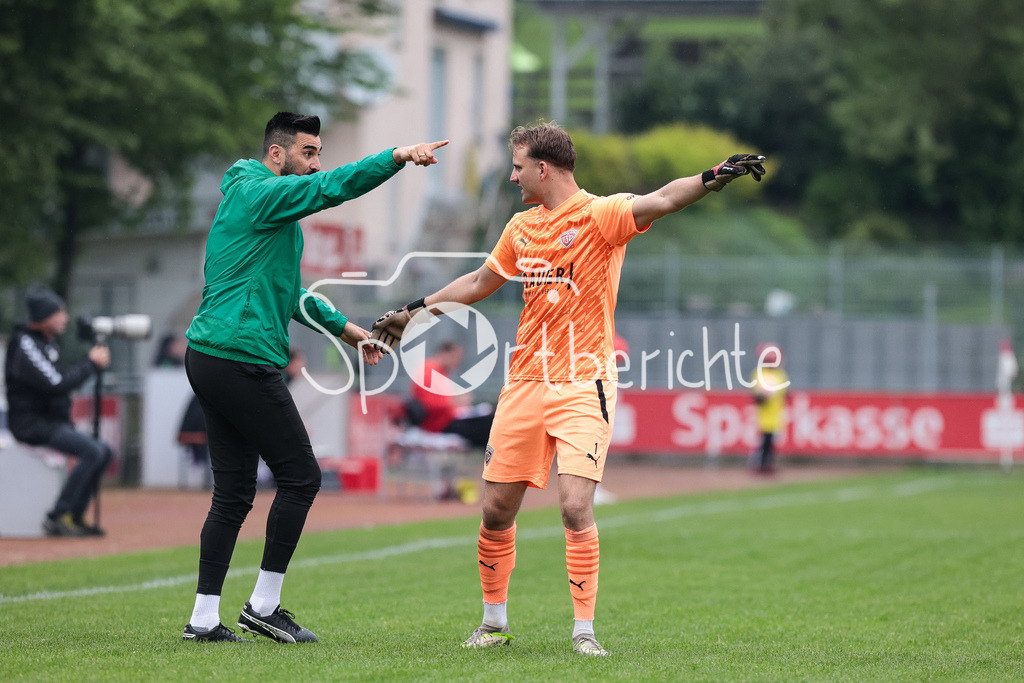 TSV Buchbach - FC Bayern Amateure | Buchbach Co-Trainer Yueksel ACIPINAR gibt Ludwig ZECH (TSV #1) anweisungen