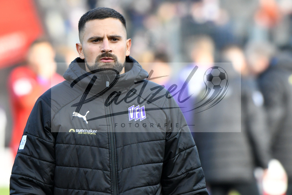 20200208_OSNFCN_0120 | Fußball, Herren: Marcos Alvarez (VfL Osnabrueck) schaut waehrend des Spiels der 2. Bundesliga zwischen VfL Osnabrueck und 1. FC Nuernberg im Stadion an der Bremer Bruecke am 08.02.2020 in Osnabrueck, Deutschland.DFB / DFL REGULATIONS PROHIBIT ANY USE OF PHOTOGRAPHS AS IMAGE SEQUENCES AND/OR QUASI-VIDEO. - Realisiert mit Pictrs.com