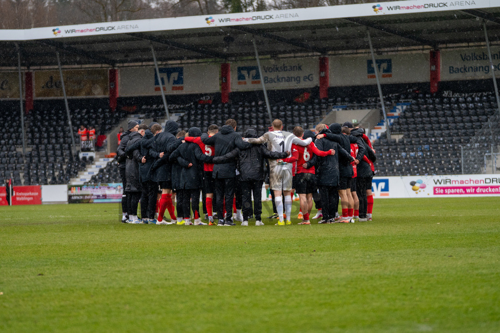 SG Sonnenhof Grossaspach vs. FC 08 Homburg, Fussball, Regionalliga Suedwest, 26. Spieltag, 28.03.2026 | Mannschaftskreis der SG Sonnenhof Grossaspach nach der Niederlage,SG Sonnenhof Grossaspach vs. FC 08 Homburg, Fussball, Regionalliga Suedwest, 26. Spieltag, 28.03.2026