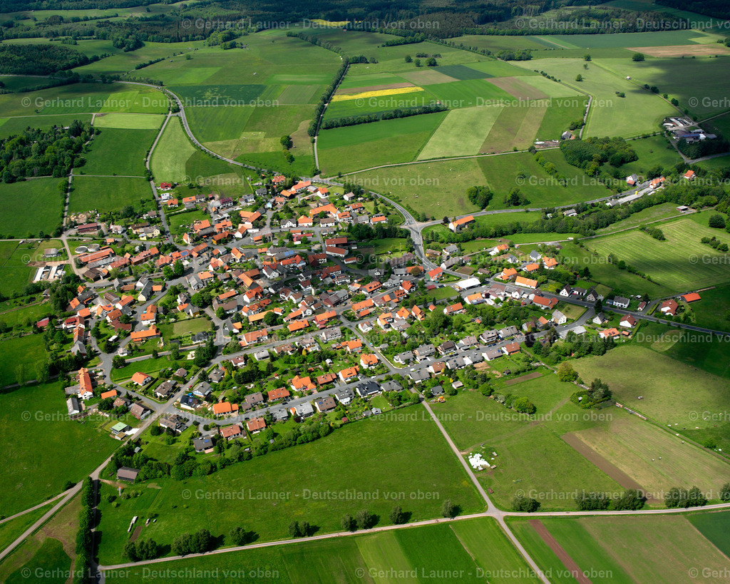 2615417 | LANZENHAIN 09.06.2006 Ortsansicht am Rande von landwirtschaftlichen Feldern und Nutzflächen  in Lanzenhain im Bundesland Hessen, Deutschland // Village view on the edge of agricultural fields and land  in Lanzenhain in the state Hesse, Germany Foto: Gerhard Launer