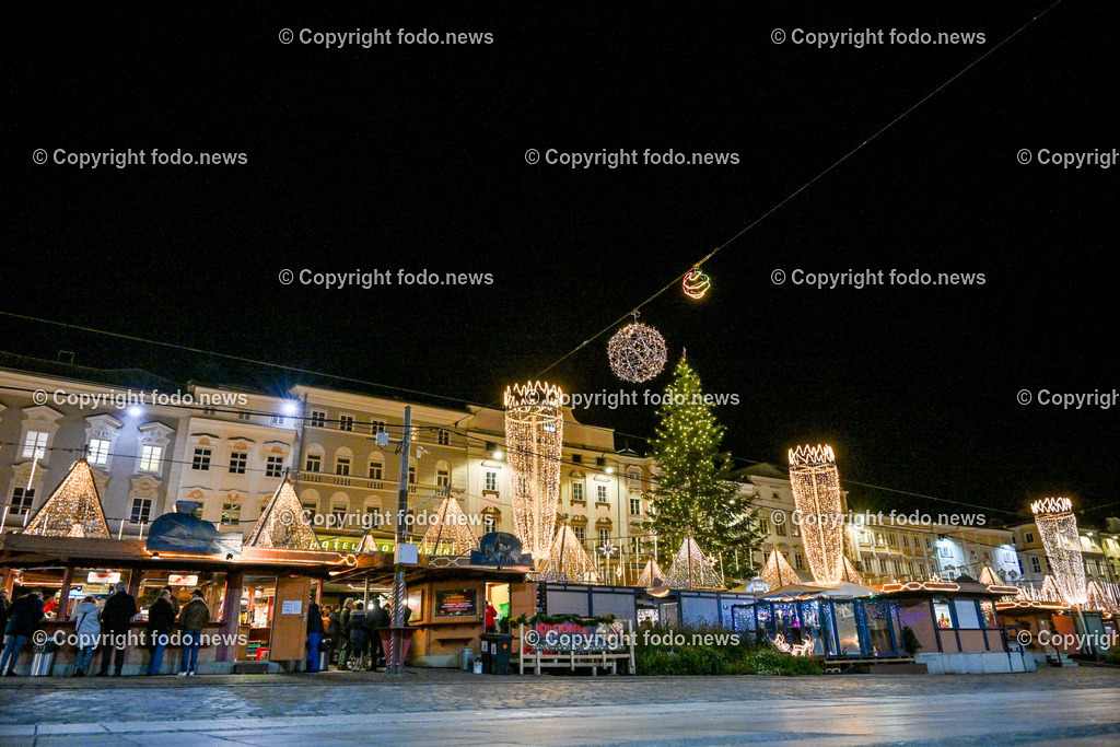 Weihnachtsmarkt_ Linz_ 22.11.2023-44 | 22.11.2023, Linz, AUT, Christkindlmarkt, Hauptplatz Linz, Weihnachtsdekoration, im Bild Christkindlmarkt, Weihnachtsmarkt, Hauptplatz Linz, Huetten, Standln, Besucher, Tradition, Brauchtum, Beleuchtung