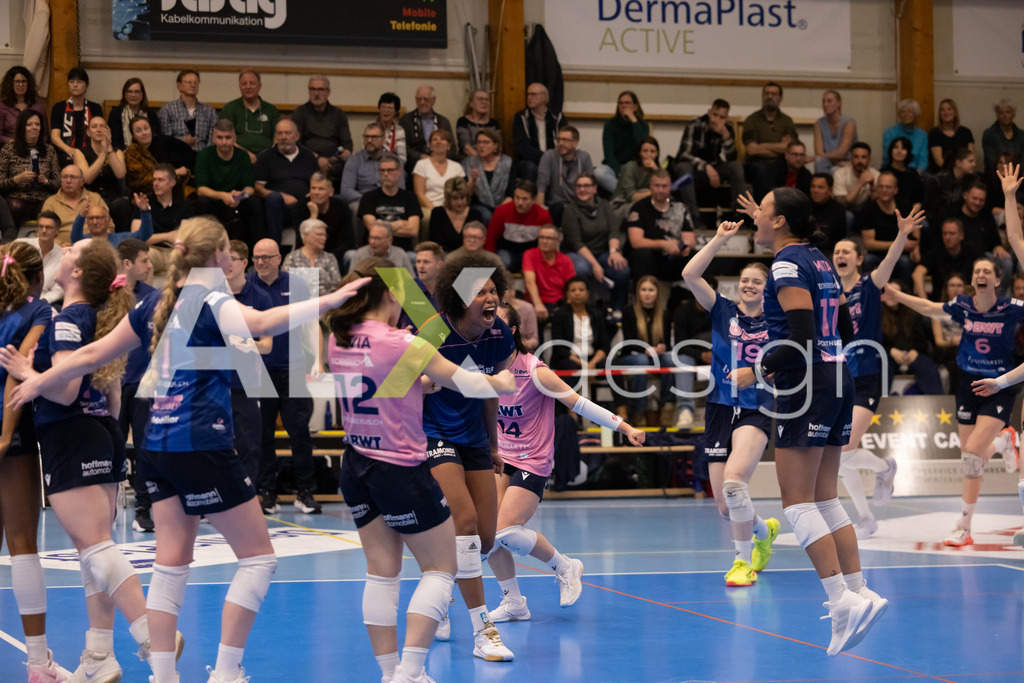 Volleyball I Frauen I Saison 2025-2026 I Volleyball NLA | Women I 1/2 Finals I  VC Kanti Schaffhausen - Sm'Aesch Pfeffingen I 18.03.2026 | 23 Emma Ellis (USA) (Sm'Aesch Pfeffingen) – Diagonalangriff - Realisiert mit Pictrs.com