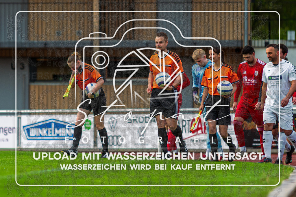 Bezirksliga Herren LG - TV Jahn Schneverdingen II vs. Buchholzer FC | Jonas Heine (Schiedsrichter), Lina-Talea Renner (Schiedsrichterassistentin), Lina Sophie Brandt (Schiedsrichterassistentin); Bezirksliga Herren LG - TV Jahn Schneverdingen II vs. Buchholzer FC am 15.05.26 in Osterwald-Stadion, Schneverdingen - Realisiert mit Pictrs.com