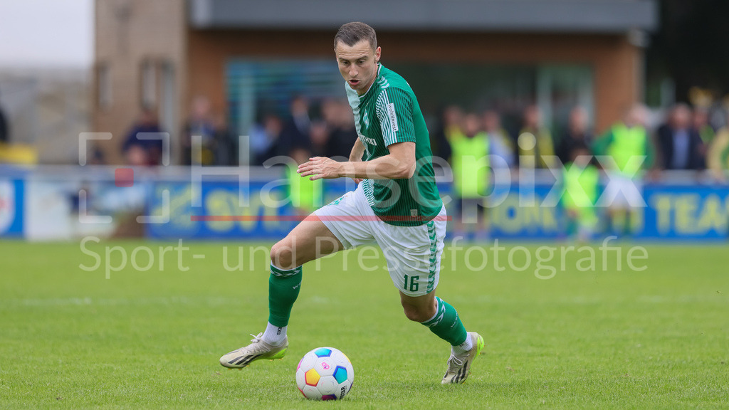 Fussball, Relegation Regionalliga Nord, SV Werder Bremen II - Holstein Kiel II | v.li.: Maik Lukowicz (SV Werder Bremen II, 16) am Ball, Freisteller, Einzelbild, Ganzkörper, Aktion, Action, Spielszene