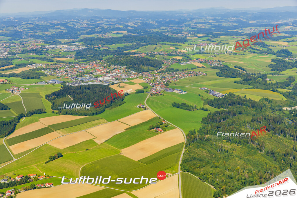 Luftaufnahme der Stadt Büchlberg - Die Luftaufnahme wurde 2025 vom UL-Flugzeug heraus erstellt ( keine Drohne ) - Hochauflösende Luftaufnahme - für professionelle Ausdrucke geeignet. Die Geschenkidee !Mit Lizenz und Bildrechte bestellbar