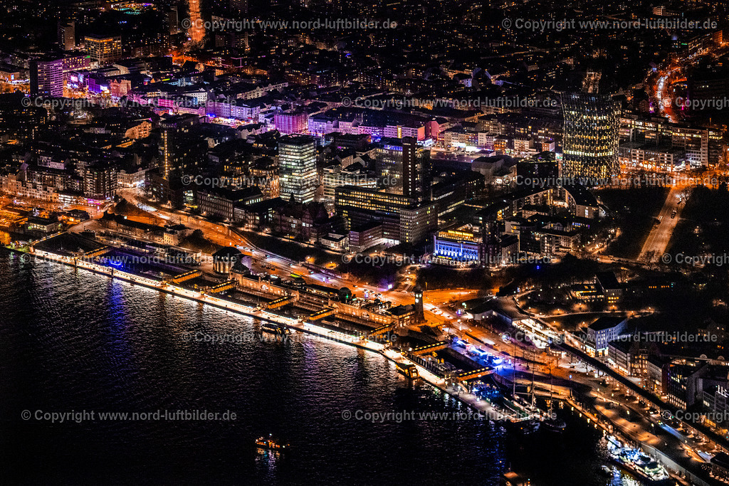 Hamburg_St.Pauli_Landungsbrücken_Nachtaufnahme_ELS_7470060325 | HAMBURG 06.03.2025 Nacht- Lichter und Beleuchtung Hafenanlagen Landungsbrücken am Ufer des Fluß- Verlaufes der Elbe in Hamburg. // Night lighting port facilities Landungsbruecken on the banks of the river course of the Elbe in Hamburg, Germany. Foto: Martin Elsen