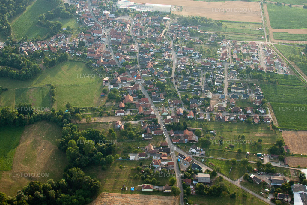 Aerial view: View of the town in Niederrœdern in the state Bas-Rhin, France.Photo: IMG_30614.jpg taken on 07/09/2010 by Werner Riehm/FLY-FOTO.comResolution of the original: 4752 x 3168 px
