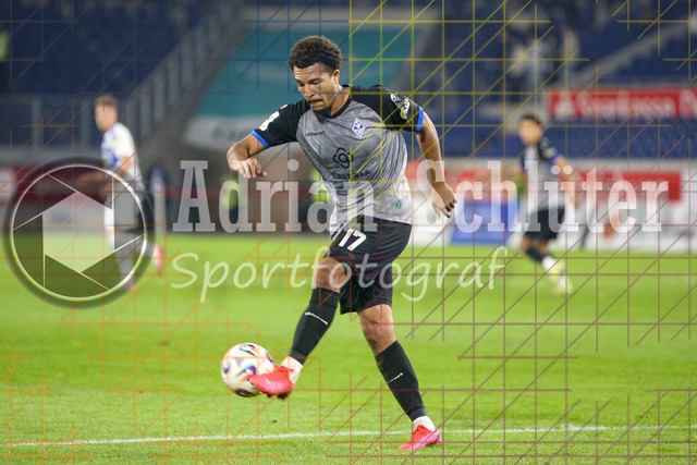 MSV Duisburg vs SV Waldhof Mannheim - 3. Liga | Duisburg, Deutschland, 07.11.25:   Samuel Abifade (SV Waldhof Mannheim) in Aktion am Ball, Einzelaktion waehrend des Spiels der 3. Liga MSV Duisburg vs SV Waldhof Mannheim in der schauinsland-reisen-arena(Foto von Brauer-Fotoagentur / Adrian Schlueter)