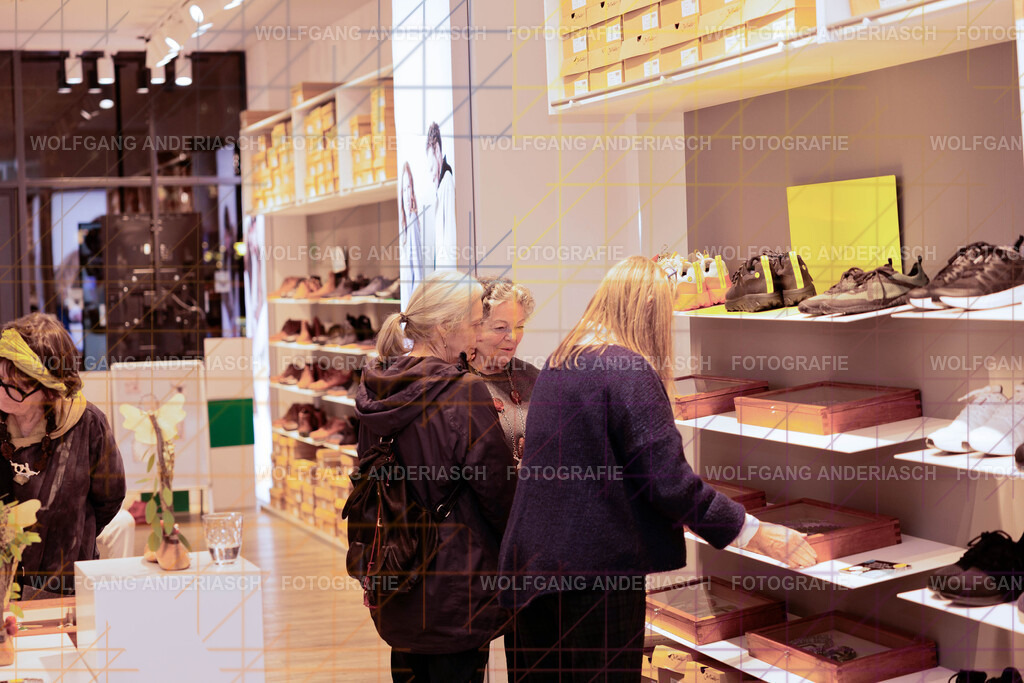 20251130-104754_Schmuck_R3A_0161_wa | Eine besondere Vernissage mitten im Flagship-Store von BÄR Schuhe in Frankfurt: Schmuck trifft auf orthopädische Schuhkunst, Design auf Wohlgefühl. Zwischen funkelnden Details und anatomischer Präzision entstand ein Abend voller Stil, Inspiration und echter Handwerksqualität. Ein herzliches Dankeschön an Alexandra Feirer für die großartige Gastfreundschaft und diesen stimmungsvollen Rahmen. - Realisiert mit Pictrs.com