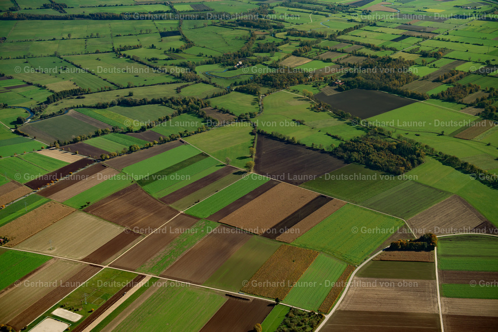 3704639 | LANGENAU 16.10.2017 Strukturen auf landwirtschaftlichen Feldern  in Langenau im Bundesland Baden-Württemberg, Deutschland // Structures on agricultural fields  in Langenau in the state Baden-Wuerttemberg, Germany Foto: Gerhard Launer