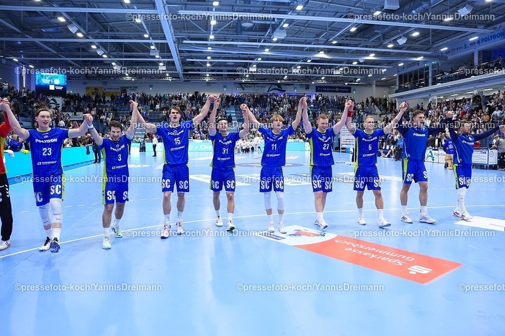 xYDR25092501120 | 25.09.2025, xydrx, Handball, 1.HBL, VFL Gummersbach - TVB Stuttgart, Schwalbe-Arena: Ole Pregler (VFL Gummersbach #23) Joao Gomes (VFL Gummersbach #3) Miro Schluroff (VFL Gummersbach #15) Kay Smits (VFL Gummersbach #31) Mathis Haeseler (VFL Gummersbach #11) Kristjan Horzen (VFL Gummersbach #27) Tilen Kodrin (VFL Gummersbach #5) Stepan Zeman (VFL Gummersbach #66) Kentin Mahe (VFL Gummersbach #22) feiern den Sieg