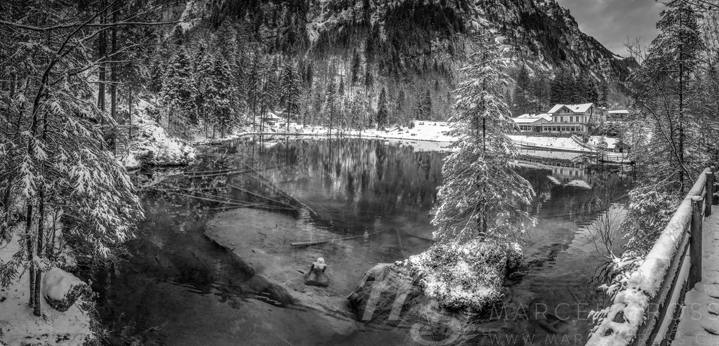 Blausee im Winter, Kandersteg, Berner Oberland | Die ideale Geschenkidee für Naturliebhaber. Naturbilder von Marcel Gross Photography für ihr Zuhause in den verschiedensten Formaten und Materialien. - Realisiert mit Pictrs.com