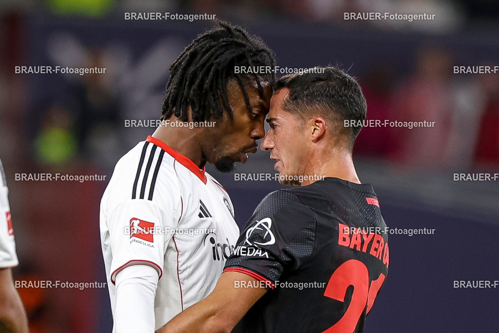 Bayer 04 Leverkusen vs Eintracht Frankfurt - Bundesliga  | Leverkusen, Deutschland, 12.09.25:   Elye Wahi (Eintracht Frankfurt) und Lucas Vazquez (Bayer 04 Leverkusen) stehen Stirn an Stirnwaehrend des Spiels der Bundesliga zwischen  Bayer 04 Leverkusen vs Eintracht Frankfurt in der BayArena(Foto von Brauer-Fotoagentur / Adrian Schlueter)