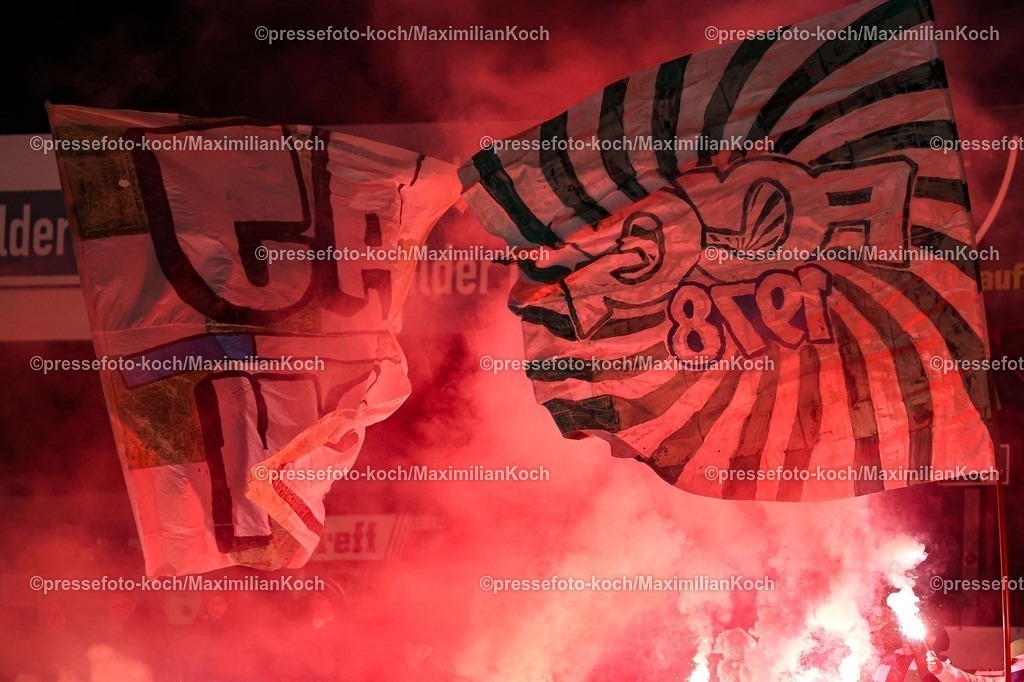 xKWIx13022601063 | 13.02.2026, xKWIx, Fußball, Regionalliga West, SC Fortuna Köln - FC Gütersloh, Südstadion: Pyrotechnik im Block der Gütersloher Gästefans Photo: xKamilxWilkowskixPressefotoKochx