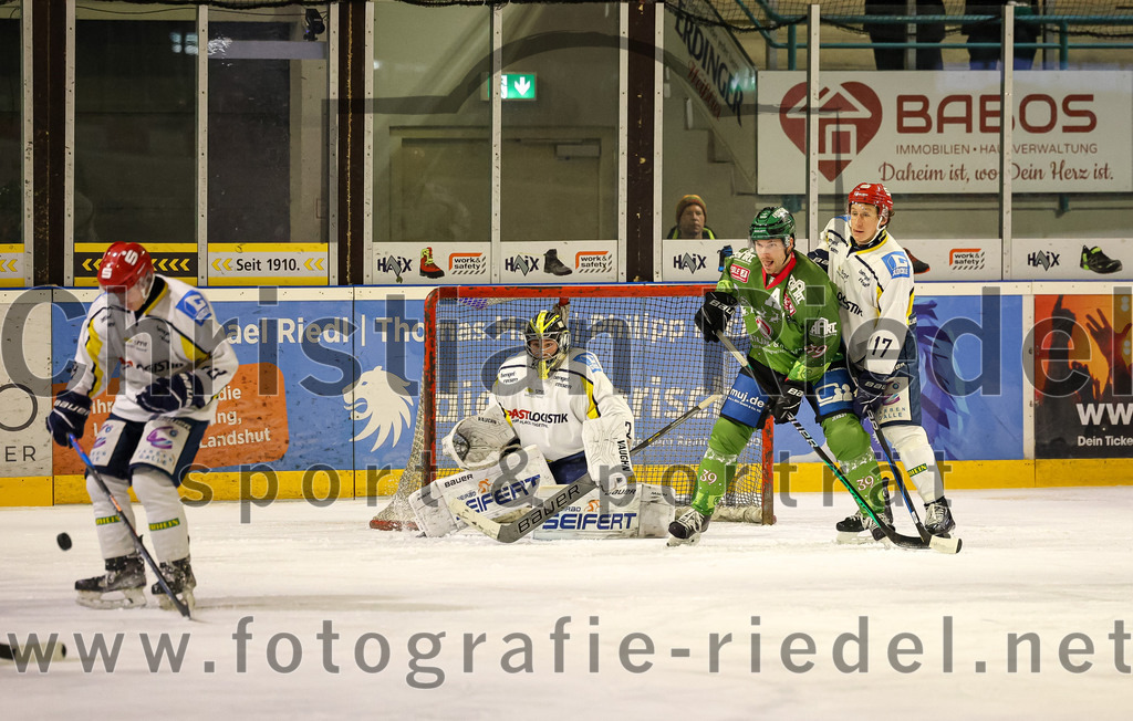2023-12-26_032_TSV_Erding_gegen_ERV_Schweinfurt | Erding, Deutschland, 26.12.2023:
Eishockey, Bayernliga Vorrunde 2023 / 2024, 20. Spieltag, TSV Erding gegen ERV Schweinfurt, Endergebnis: 9:3

Torwart Benedict Roßberg (ERV Schweinfurt, #42), Thomas Plihal (Erding Gladiators, #39), Sean-Alexander Fischer (ERV Schweinfurt, #17)

Foto: Christian Riedel / fotografie-riedel.net