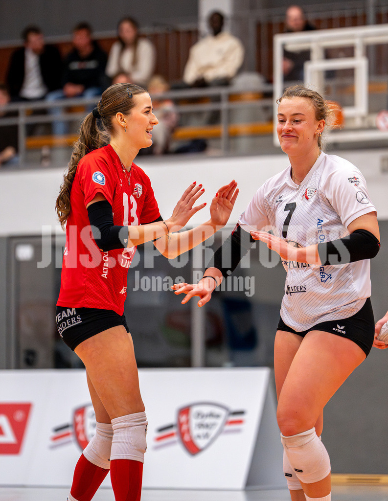Volleyball I Frauen I Saison 2025-2026 I 2 Bundesliga Pro I 16. Spieltag VFL Oythe - TV Planegg-Krailling-41 | Annelis Lotte Tyws (13,VFL Oythe) und Malin Griesel (7,VFL Oythe) - Realisiert mit Pictrs.com