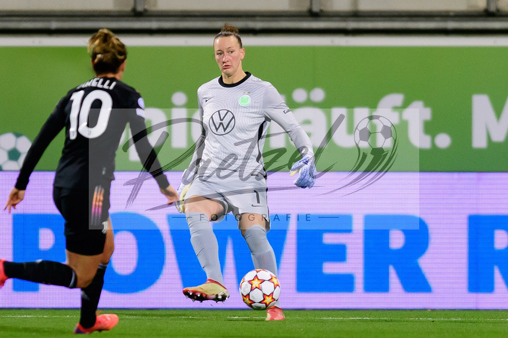 WOBJUV20211118_110 | Fussball, Frauen: Torwart Almuth Schult (VfL Wolfsburg) in Aktion, am Ball, Einzelaktion bei dem Spiel der UEFA Women´s Champions League zwischen VfL Wolfsburg und Juventus Turin im AOK-Stadion am 18.11.2021 in Wolfsburg, Deutschland. - Realisiert mit Pictrs.com