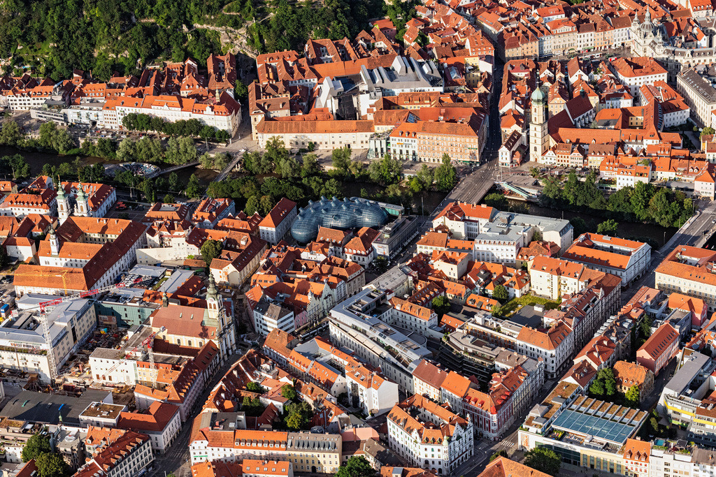 dr__0025413.jpg | GRAZ 24.06.2019 Altstadtbereich und Innenstadtzentrum am Flussverlauf der Mur in Graz in Steiermark, Österreich. // Old Town area and city center on Flussverlauf of Mur in Graz in Steiermark, Austria. Foto: Daniel Reiter