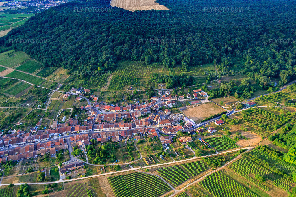 Aerial view: View of the town from the northwest in Lucey in the state Meurthe et Moselle, France. – Photo: IMG_083454.jpg taken on 07/13/2015 by Werner Riehm/FLY-FOTO.com – Resolution of the original: 5472 x 3648 px