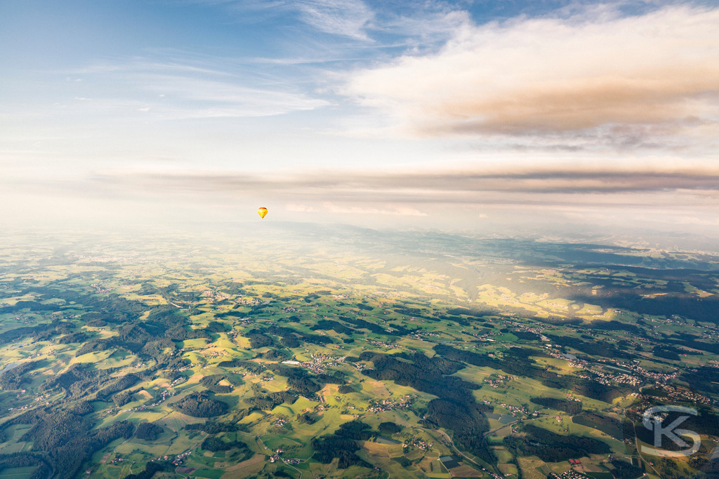 Luftaufnahme Bodensee, Allgäu, Vorarlberg: Grüne Landschaft, Bodensee & Berge | Entdecken Sie atemberaubende Luftaufnahmen der malerischen Landschaft am Bodensee, im Allgäu und Vorarlberg mit grünen Feldern, Wäldern und Bergen im Hintergrund. Ideal für Naturliebhaber und Genießer - Realisiert mit Pictrs.com