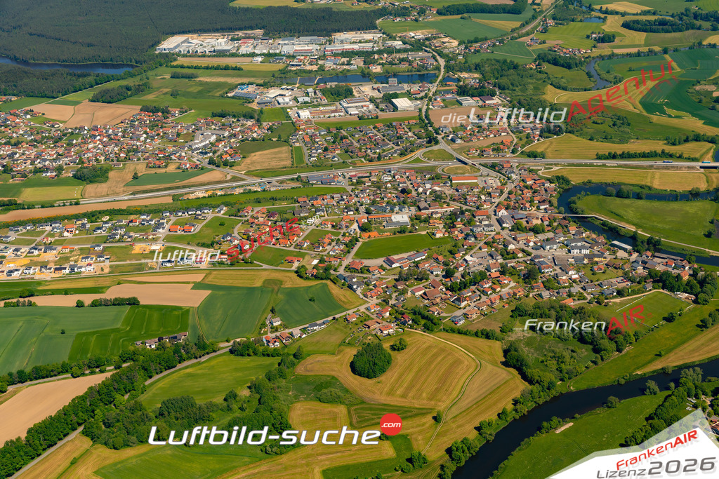 Das Luftbild zeigt : Mitterdorf Roding - Die Luftaufnahme wurde 2024 vom UL-Flugzeug aus erstellt ( keine Drohne ) - Hochauflösende Luftaufnahme - Für grossformatige Ausdrucke geeignet. Die Geschenkidee !Mit Lizenz und Bildrechte bestellbar