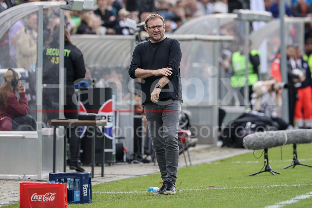 Fussball, Google Pixel Frauen-Bundesliga, Eintracht Frankfurt - SV Werder Bremen | v.li.: Thomas Horsch (Trainer, Cheftrainer, SV Werder Bremen), DIE DFB-RICHTLINIEN UNTERSAGEN JEGLICHE NUTZUNG VON FOTOS ALS SEQUENZBILDER UND/ODER VIDEOÄHNLICHE FOTOSTRECKEN. DFB REGULATIONS PROHIBIT ANY USE OF PHOTOGRAPHS AS IMAGE SEQUENCES AND/OR QUASI-VIDEO.
