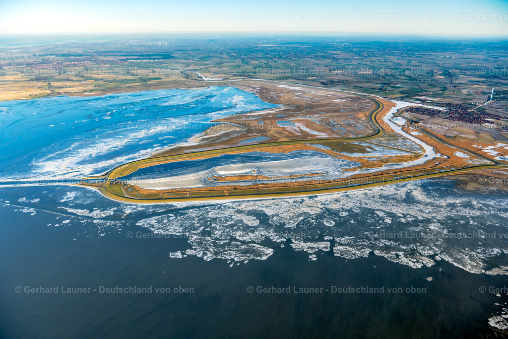 4044095 | KRUMMHöRN 13.02.2021 Winterlich schneebedeckte Rückhaltebecken und Wasserspeicher " Speicherbecken Leyhörn " in Krummhörn im Bundesland Niedersachsen, Deutschland. // Wintry snowy retention basin and water storage Leyhoern in Krummhoern in the state Lower Saxony, Germany. Foto: Gerhard Launer