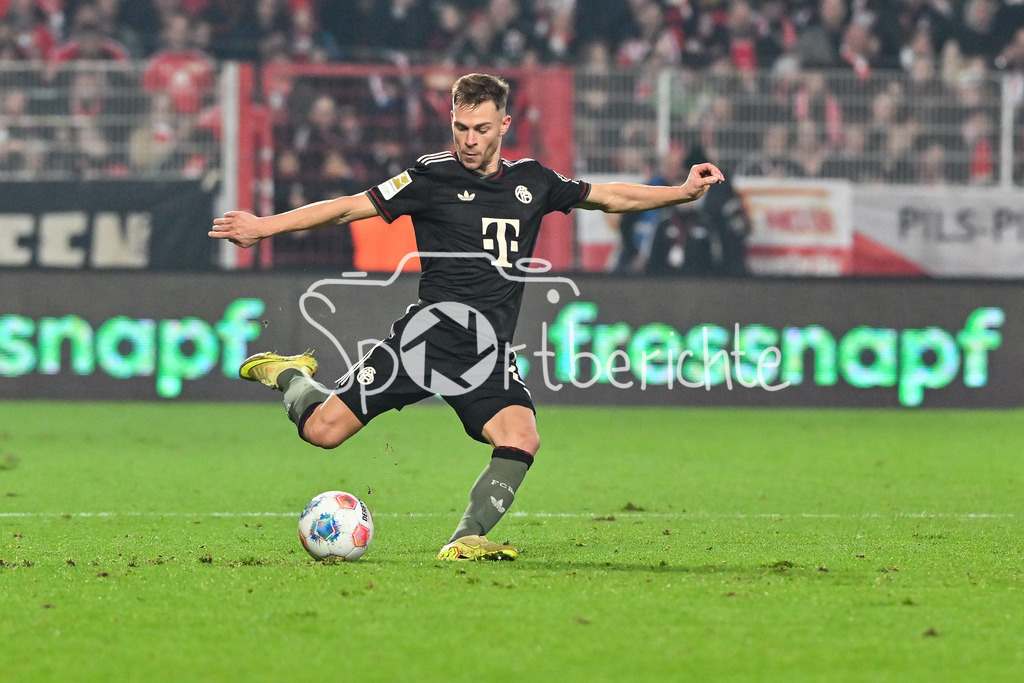 1. FC Union Berlin - FC Bayern München | berlin, DEUTSCHLAND - 8. NOVEMBER: beim Freistoss Joshua KIMMICH (FC Bayern Munich 6) Einzelfoto / Freisteller während dem Bundesligamatch zwischen dem 1. FC Union Berlin und dem FC Bayern München am 10. Spieltag im Stadion an der alten Försterei am 8. November 2025 in Berlin, Germany / DFL REGULATIONS PROHIBIT ANY USE OF PHOTOGRAPHS AS IMAGE SEQUENCES AND/OR QUASI-VIDEO