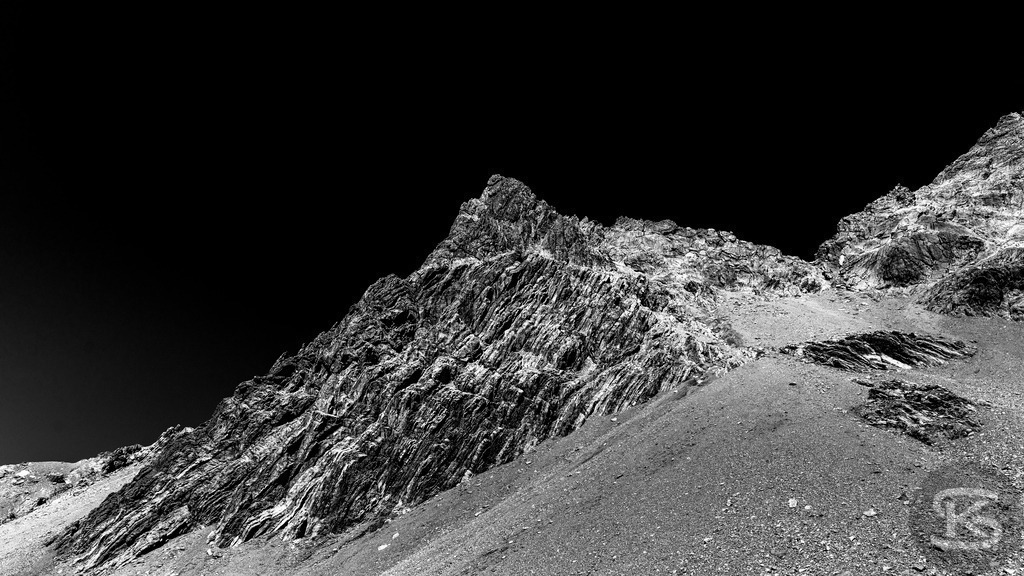 The Sublime Heights - Schwarzweiß Hochgebirge Fotografie | Stefan Kuhn | Monumentale Schwarzweiß-Serie des Hochgebirges von Stefan Kuhn. Acht kontraststarke Fotografien zeigen schroffe Alpengipfel vor tiefschwarzem Himmel – eine eindringliche Darstellung von Erhabenheit, Stille und der archaischen Kraft der Berge in radikaler Reduktion. - Realisiert mit Pictrs.com