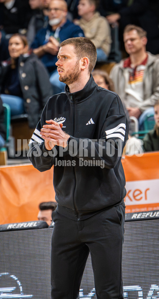 Basketball I Herren I Saison 2025-2026 I ProB Nord I 18. Spieltag I Rasta Vechta II - LOK Bernau-71 | Harm-Ubbo Horst (Head Coach, Rasta Vechta II) - Realisiert mit Pictrs.com