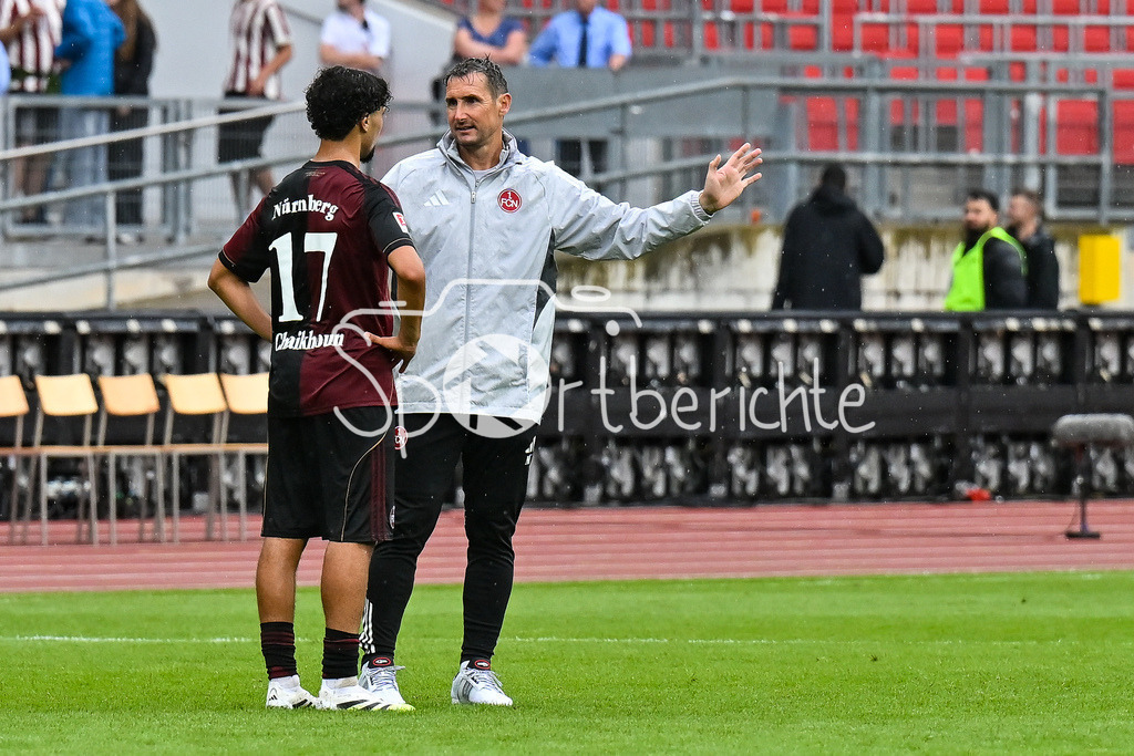 1. FC Nürnberg - Borussia Mönchengladbach | nach der Partie gibt es Redebedarf zwischen Ayoub CHAIKHOUN (1. FC Nuernberg 17) und Miroslav KLOSE Trainer 1. FC Nuernberg / Testspiel: 1. FC Nuernberg - Borussia Mönchengladbach, Max-Morlock Stadion am 26.07.2025 / DFL REGULATIONS PROHIBIT ANY USE OF PHOTOGRAPHS AS IMAGE SEQUENCES AND/OR QUASI-VIDEO