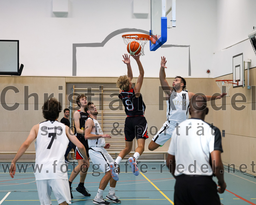 2022-10-16_040_TSV_Vaterstetten_gegen_Baskets_Vilsbiburg_2 | Vaterstetten, Deutschland, 16.10.2022:
Basketball, Bayernliga Herren Südost 2022 / 2023, 1. Spieltag, TSV Vaterstetten gegen Baskets Vilsbiburg 2, Endergebnis: 83:64

Konstantin Huber (TSV Vaterstetten, #13), M. Urbanke (Baskets Vilsbiburg, #9), C. Balszuweit (TSV Vaterstetten, #11)

Foto: Christian Riedel / fotografie-riedel.net