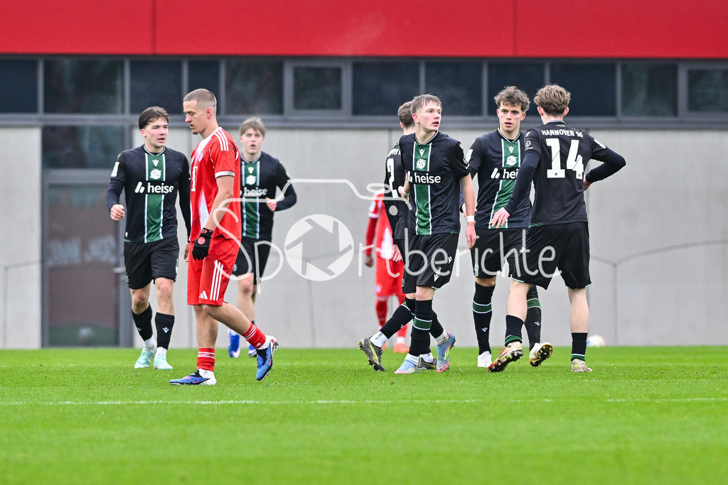 FC Bayern München - Hannover 96 | MUNICH, GERMANY - 15. FEBRUARY: Jubel der Gäste nach dem Anschlusstreffer zum 1-2 durch Kevin AHLBERG (Hannover 96 U19 9) / Tor / Torschuetze / Freude / Happy während dem Spiel zwischen der U19 des FC Bayern München und der U19 von Hannover 96 am 2. Spieltag der Hauptrunde der U19-DFB-Nachwuchsliga am FC Bayern Campus