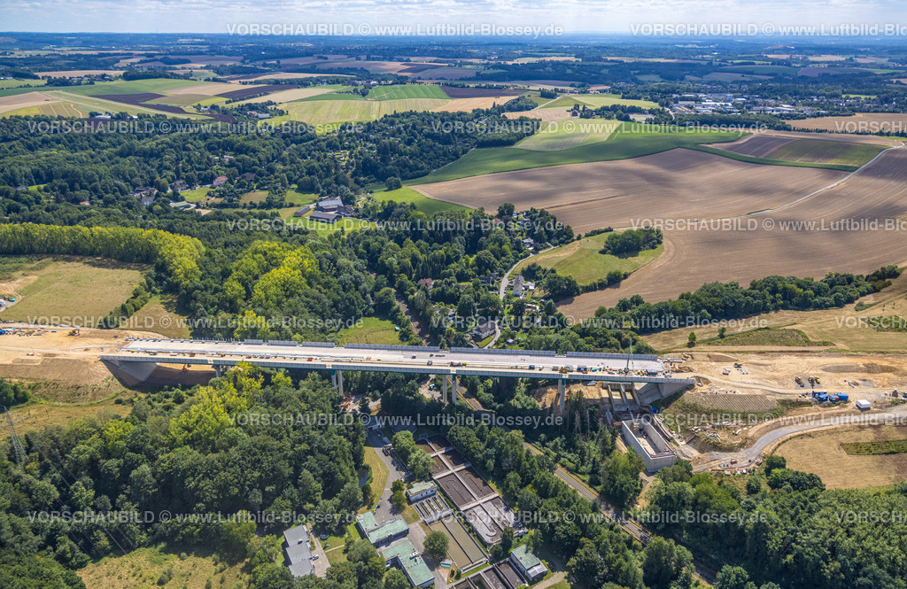 Heiligenhaus220803575 | Luftbild, Baustelle Angerbachtalbrücke, Autobahnneubauabschnitt der A44, Lückenschluss zwischen Ratingen-Ost und Velbert, Klärwerk Angertal, Heiligenhaus, Ruhrgebiet, Nordrhein-Westfalen, Deutschland
