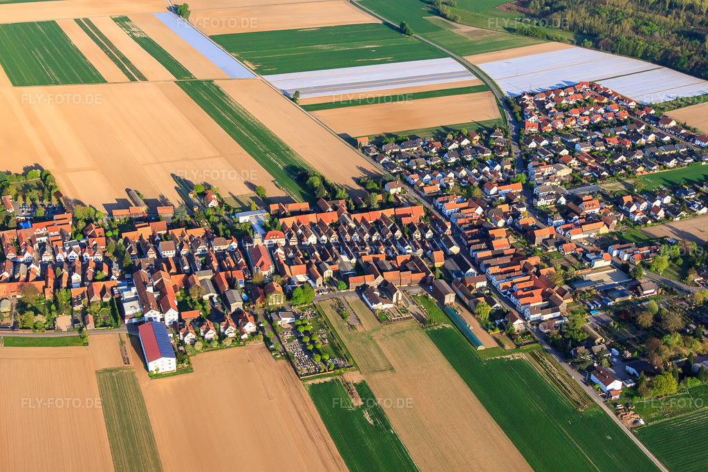 Luftbild: Nikolausstraße nach Hatzenbühl im Ortsteil Hayna in Herxheim im Bundesland Rheinland-Pfalz in Deutschland.Foto: IMG_64295.jpg vom 11.04.2014 durch Werner Riehm/FLY-FOTO.deAuflösung des Originals: 4752 x 3168 px