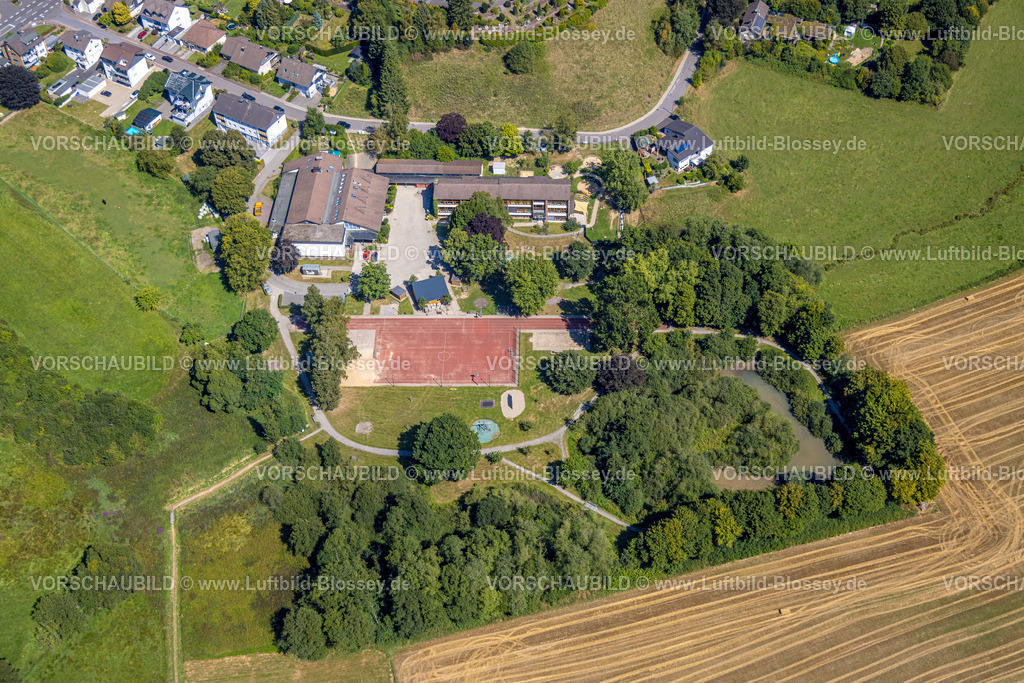 Kierspe250813437 | Luftbild, Kita Wunderland Kindertagesstätte und Kinder- und Jugendtreff Die Insel, Sportplatz, Oberbrügge, Halver, Sauerland, Nordrhein-Westfalen, Deutschland