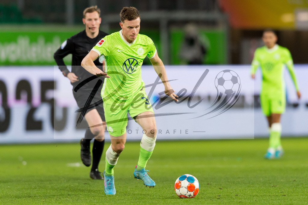 WOBFUE20220206_037 | Fussball, Herren: Yannick Gerhardt (VfL Wolfsburg) in Aktion, am Ball, Einzelaktion bei dem Spiel der 1. Bundesliga zwischen VfL Wolfsburg und SpVgg Greuther Fuerth in der Volkswagen Arena am 06.02.2022 in Wolfsburg, Deutschland.DFB / DFL REGULATIONS PROHIBIT ANY USE OF PHOTOGRAPHS AS IMAGE SEQUENCES AND/OR QUASI-VIDEO. - Realisiert mit Pictrs.com