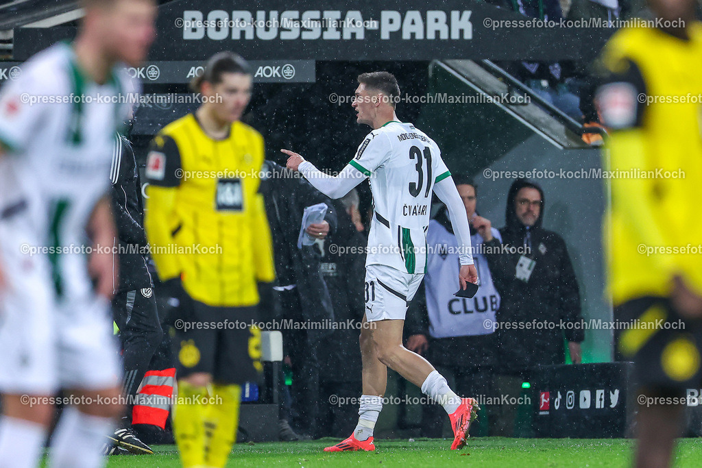 BMG07122401129 | 07.12.2024, Fußball, Borussia Mönchengladbach - Borussia Dortmund, 1. Fußball Bundesliga, Borussia-Park, Saison 2024 2025: Bekommt die Gelb-Rote Karte und damit Platzverweis - Tomas Cvancara (Mönchengl. #31) DFB regulations prohibit any use of photographs as image sequences and or quasi-video.