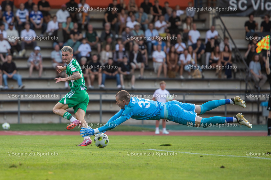 Kriukov pariert Torschuss | 20.08.2025, Fußball, SC Victoria Mennrath - MSV Duisburg, Niederrheinpokal, Saison 2025/26: Mykyta Kriukov (Victoria Mennrath #32) pariert einen Schuss von Dennis Borkowski (MSV Duisburg #25) - Realisiert mit Pictrs.com