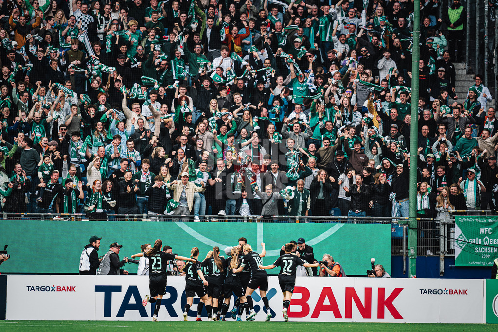 Fußball | Frauen | Saison 2024/2025  | DFB-Pokal der Frauen | Halbfinale | Hamburger SV vs. Werder Bremen | 23.03.2025 | Sophie Weidauer (#9, Werder Bremen) schießt ein Tor und jubelt mit dem Team und den Fans