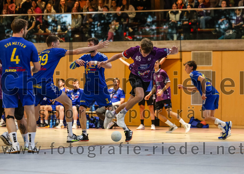 2024-10-13_034_SpVgg_Altenerding_gegen_SSG_Metten | Erding, Deutschland, 13.10.2024:Handball, Bezirksoberliga Männer 2024 / 2025, 4. Spieltag, SpVgg Altenerding gegen SSG Metten, Endergebnis: 40:22Patrick Sigl (SSG Metten, #99), Jan Matousik (SSG Metten, #3), Ferdinand Ewald (SpVgg Altenerding, #45)Foto: Christian Riedel / fotografie-riedel.net