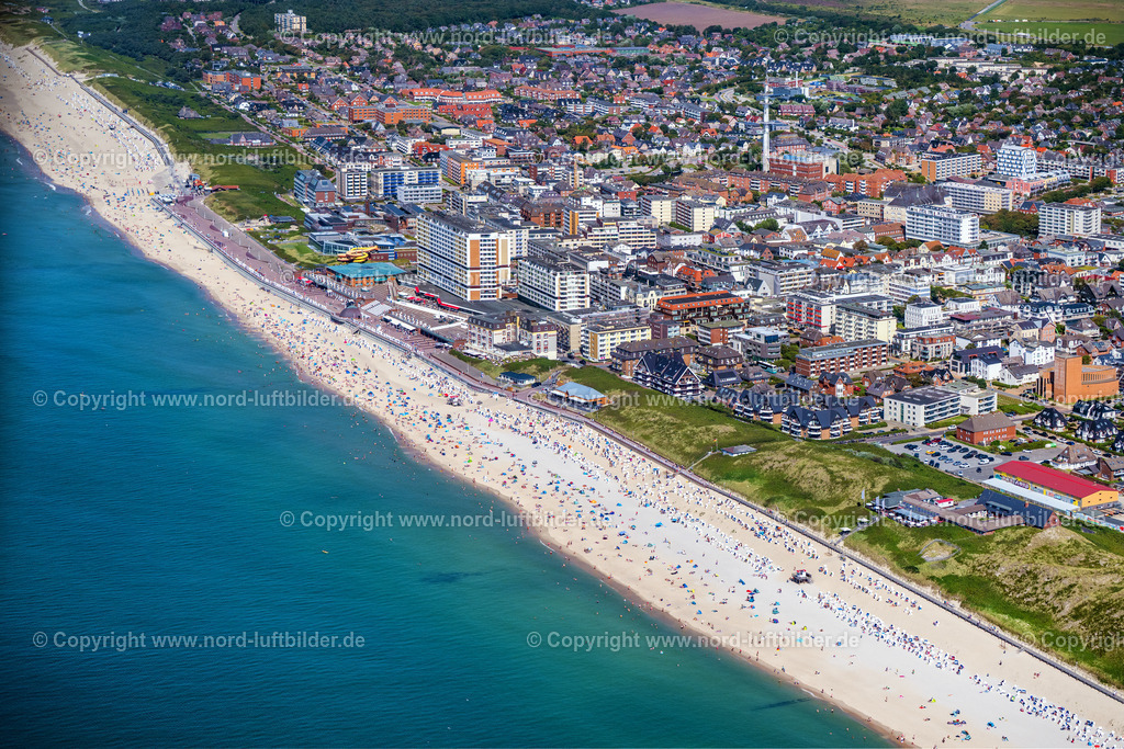 Sylt_Westerland_Strand_ELS_6236130825 | SYLT 13.08.2025 Hochhaus- Gebäude der Hotelanlage und des Congress Centrum am Sandstrand an der Friedrichstraße in Sylt Nordsee - Insel im Bundesland Schleswig-Holstein, Deutschland. Weiterführende Informationen bei: Hotel Roth, Hayo Feikes & Co.,  Insel Sylt Tourismus-Service GmbH. // High-rise building of the hotel complex and the Congress Center on the sandy beach at Friedrichstrasse in Sylt, North Sea island in the federal state of Schleswig-Holstein, Germany. Further information at: Hotel Roth, Hayo Feikes & Co.,  Insel Sylt Tourismus-Service GmbH. Foto: Martin Elsen