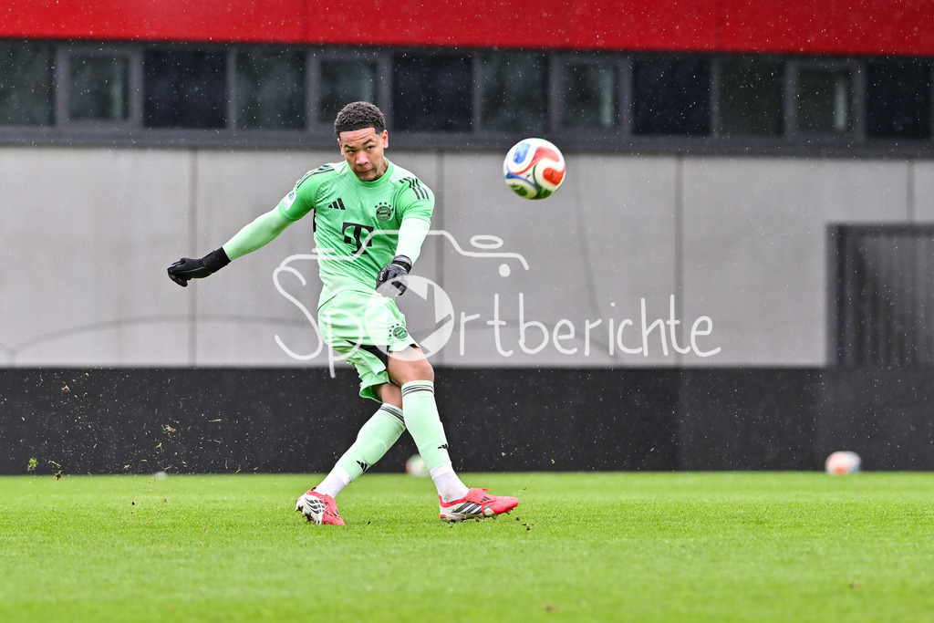 FC Bayern München - Berliner Athletik Klub | MUNICH, GERMANY - 21. FEBRUARY: am BAll Leonard PRESCOTT (FC Bayern München U19 1) / Einzelfoto / Freisteller während dem Spiel zwischen der U19 des FC Bayern München und der U19 des Berliner Athletik Klubs am 3. Spieltag der DFB-U19 Nachwuchsliga am FC Bayern Campus