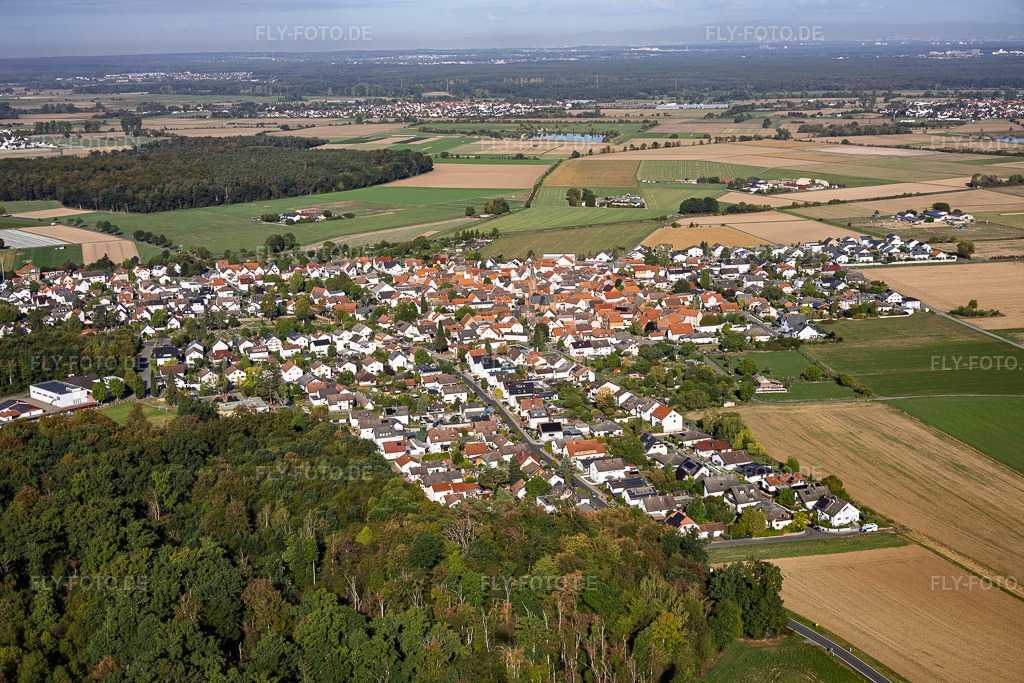 Luftbild: Ortsansicht von Südosten im Ortsteil Langstadt in Babenhausen im Bundesland Hessen in Deutschland. – Foto: IMG_159299.jpg vom 22.09.2026 durch Werner Riehm/FLY-FOTO.de – Auflösung des Originals: 6000 x 4000 px