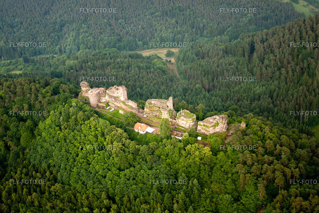 Ruine und Mauerreste der ehemaligen Burganlage und Feste Altdahn | Luftbild: Ruine und Mauerreste der ehemaligen Burganlage und Feste Altdahn in Dahn im Bundesland Rheinland-Pfalz in Deutschland. Foto: IMG_29301.jpg vom 25.06.2010 durch Werner Riehm/FLY-FOTO.de - Realisiert mit Pictrs.com