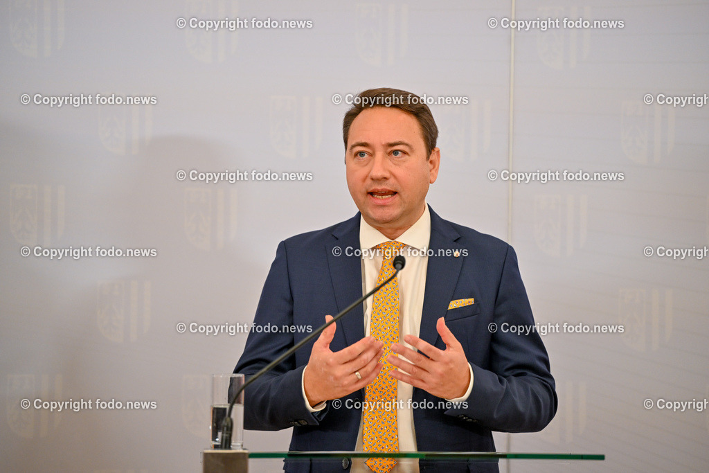 Pressekonferenz Land Ooe_ Praesentation Landeshaushalt 2024_ 07.11.2023-33 | 07.11.2023, Landhaus Linz, AUT, Pressekonferenz Land Ooe, Praesentation Landeshaushalt 2024 - Menschen entlasten. Wirtschaft foerdern, im Bild LH-Stv. Manfred Haimbuchner (FP)