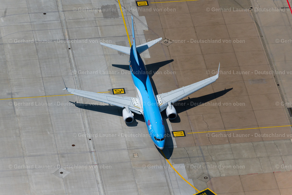 4046390 | LEINFELDEN-ECHTERDINGEN 19.07.2021 Passagierflugzeug Boeing 737-8K5 D-ATUO der Fluggesellschaft TUI beim Rollen auf dem Rollfeld und Vorfeld des Flughafen in Stuttgart im Bundesland Baden-Württemberg, Deutschland. Weiterführende Informationen bei: Flughafen Stuttgart GmbH,  TUI Deutschland GmbH. // Passenger aircraft Boeing 737-8K5 D-ATUO of the airline TUI taxiing on the tarmac and apron of the airport in Stuttgart in the state Baden-Wuerttemberg, Germany. Further information at: Flughafen Stuttgart GmbH,  TUI Deutschland GmbH. Foto: Gerhard Launer