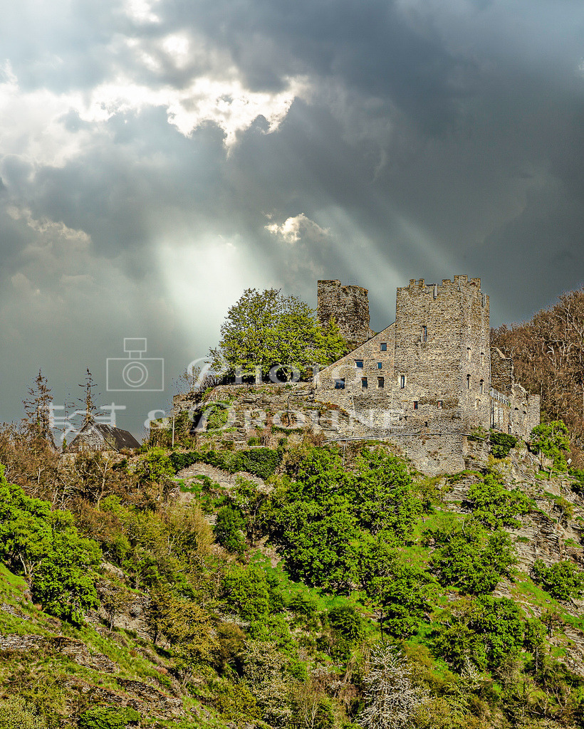 Burg Liebenstein-168068188445906 | Burg Liebenstein bietet nicht nur einen tollen Ausblick auf das Rheintal sondern auch auf Bad Salzig, einem Ortsteil von Boppard. - Realisiert mit Pictrs.com