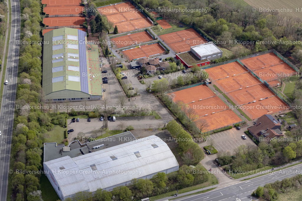 Luftbilder Moers-1058 | Luftbildfotografie Tennisplatz Sportanlage des TPM Tennis Park Moers und Großsportanlage Filder Benden mit Blick auf das Gebäude der "8 Ecken Eventlocation" an der Filder Straße im Ortsteil Holderberg in Moers im Bundesland Nordrhein-Westfalen, Deutschland. - Realisiert mit Pictrs.com