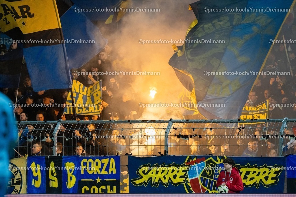 xYDR2802250101073 | 28.02.2025, xydrx, Fußball, Viktoria Köln - 1.FC Saarbrücken, 3.Liga, Sportpark Höhenberg, Saison 2024 2025: Saarbrücken Fans zünden Pyro, rauch steigt auf. DFB regulations prohibit any use of photographs as image sequences and or quasi-video.